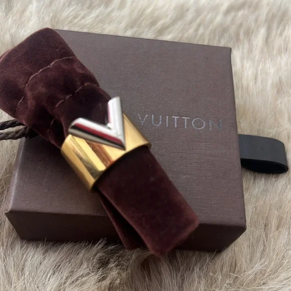 Louis Vuitton Bague Essential V Gold Tone / silver Ring - Picture 7 of 7